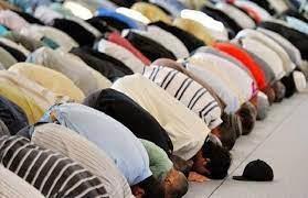 دار الإفتاء توضح حكم تأخير الصلاة عن أول الوقت لأدائها فى جماعة
