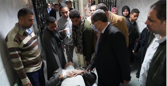 رئيس جامعة سوهاج يتفقد مصابي حادث جهينة