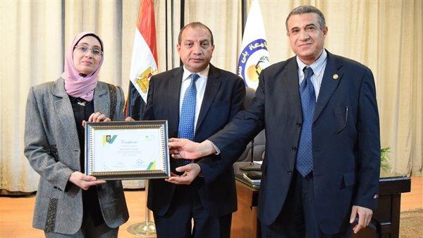 رئيس جامعة بني سويف يتسلم شهادة التصنيف الدولي للجامعات الخضراء
