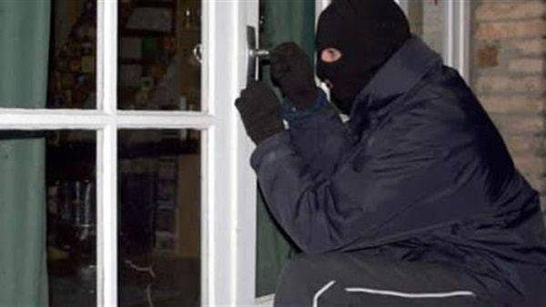 ضبط المتهم بسرقة 3 ساعات رجالى ومبلغ مالي من شقة في الوايلي