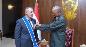   السودان.. البرهان يمنح سفير روسيا لدي الخرطوم «وسام النيلين» 