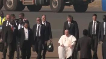   لحظة وصول بابا الفاتيكان إلى جنوب السودان.. فيديو