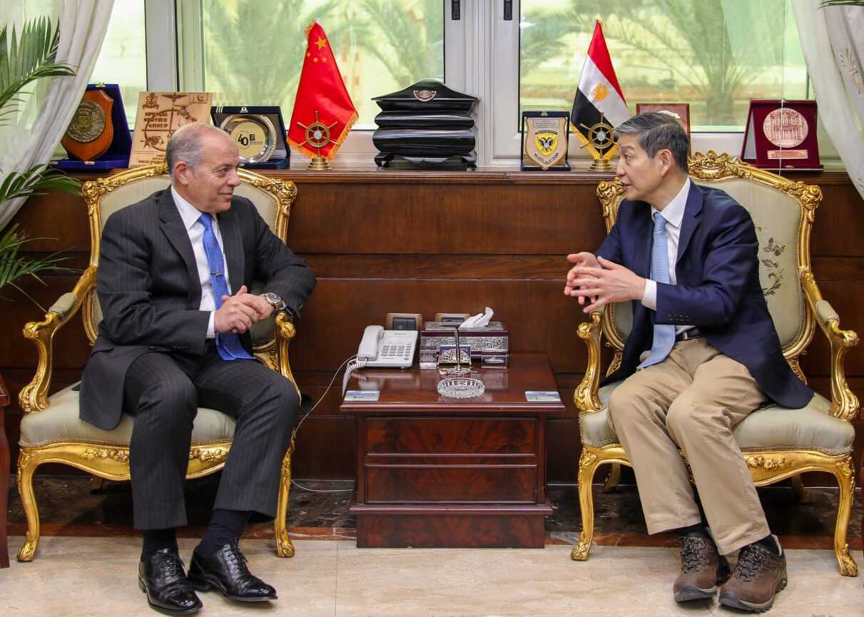 السفير الصينى بمصر ووفد رفيع المستوى فى زيارة لميناء الإسكندرية