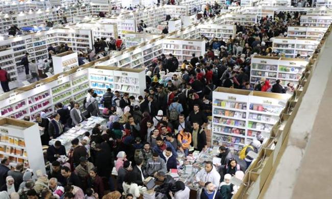إقبال غير مسبوق على معرض الكتاب.. أكثر من نصف مليون زائر باليوم التاسع 