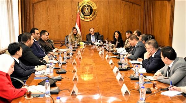 وزير الصناعة يبحث الاستفادة من خبرات المؤسسات العلمية بدولة كوريا الجنوبية