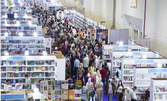 قبل ساعات من ختام فعالياته.. إقبال كبير على معرض الكتاب