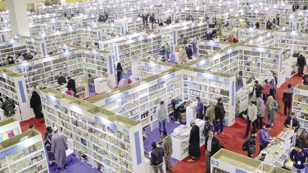 قبل ساعات من ختام فعالياته.. إقبال كبير على معرض الكتاب