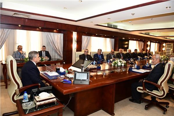 قناة السويس تبحث سبل جذب خطوط ملاحية جديدة
