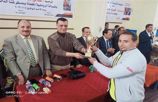 وكيل تعليم قنا يسلم كأس بطولة المعلمين الرياضية لفريق نجع حمادي الفائز بالبطولة 
