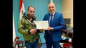 تكريم مطار برج العرب لأحد العاملين على أمانته