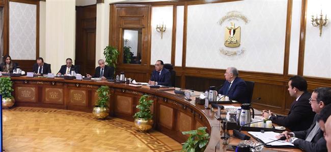 رئيس الوزراء يعقد اجتماعا لبحث التوسع في إنتاج الزيت الخام محليا