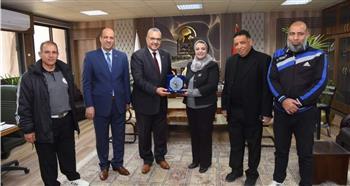 رئيس جامعة أسيوط تتسلم درع  الإتحاد المصري البارالمبي لكرة الطائرة 
