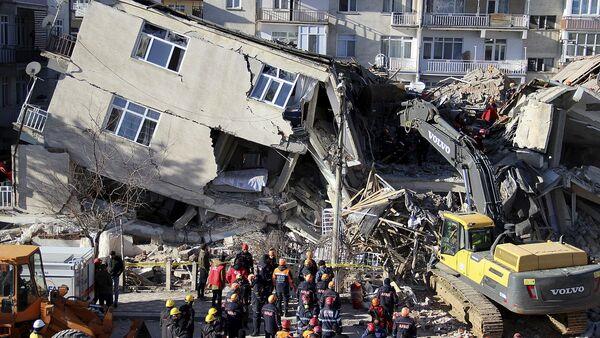 تركيا: ارتفاع حصيلة ضحايا الزلزال إلى 912 قتيلا و5385 مصابا