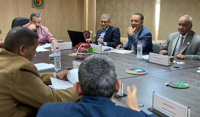 اجتماع اللجنة البحثية لاستكمال ومناقشة معايير الخطة البحثية لجامعة أسوان ٢٠٢٣-٢٠٢٨