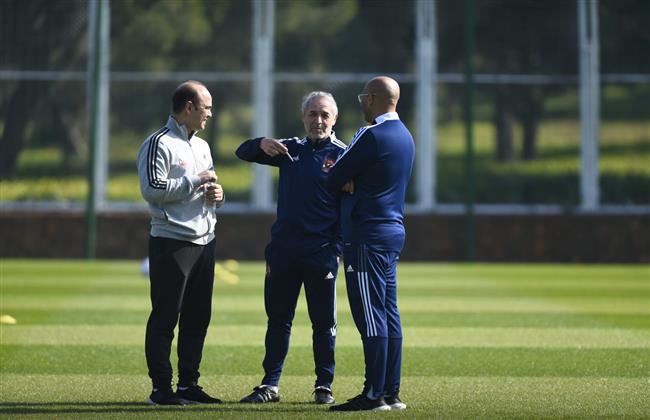 الأهلي في المونديال| كولر يجتمع بأبوعبلة للاطمئنان على اللاعبين والبرنامج الطبي قبل مباراة ريال مدريد