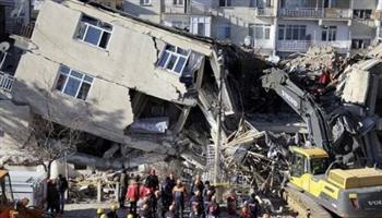   مقتل 900 شخص جراء زلزال تركيا.. فيديو