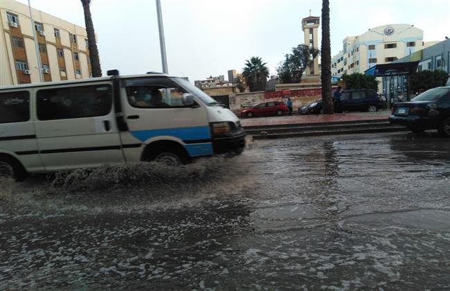 برق ورعد.. أمطار غزيرة تغرق شوارع دمياط