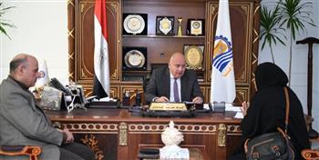 محافظ قنا يواصل استقبال المواطنين لبحث مطالبهم وحل شكواهم