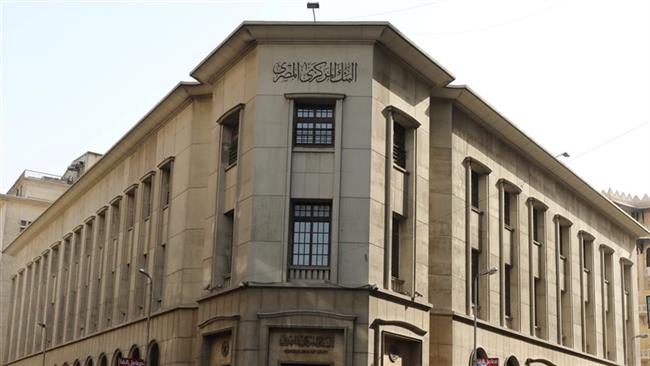 خبراء يكشفون آليات تعامل وزارة المالية والبنك المركزي لتوفير الدولار 