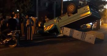   إصابة 12 عاملا في انقلاب سيارة نقل على طريق «أبوسمبل- توشكى»