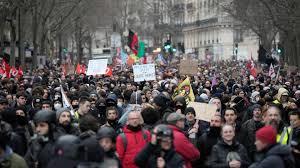   احتجاجا على رفع سن التقاعد.. مئات الأآلاف من المتظاهرين يجوبون أنحاء فرنسا 