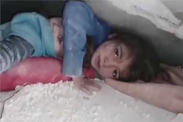 «عمو طلعني بصير عندك خدامة».. استغاثة طفلة سورية من تحت الأنقاض