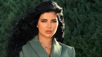مذيعة شهيرة تعلن تبنيها الطفلة الرضيعة في زلزال سوريا 