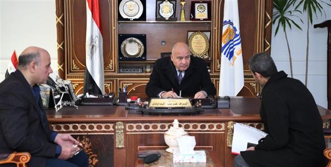 محافظ قنا يستقبل 55 مواطن بمكتبه لبحث شكواهم 