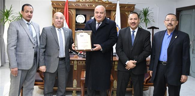 محافظ قنا يستقبل رئيس الاتحاد المصري للكاراتيه 