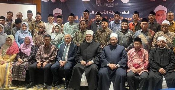 وكيل الأزهر من إندونيسيا: نفخر بخريجي جامعتنا ونطالبهم بنشر ما تعلموه في قلعة العلم