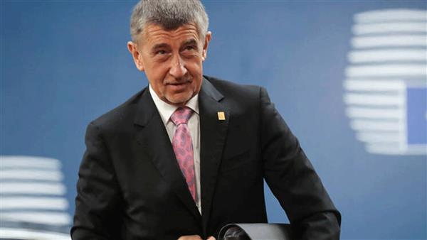زعيم المعارضة في التشكيك ينهي التكهنات بمغادرة موقعه في البرلمان