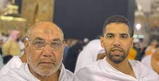 مؤمن زكريا يؤدى مناسك العمرة برفقة أسرته 