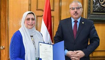   رئيس جامعة قناة السويس يهنئ الدكتورة دينا أبو المعاطي لتعيينها عميدا لكلية الصيدلة 