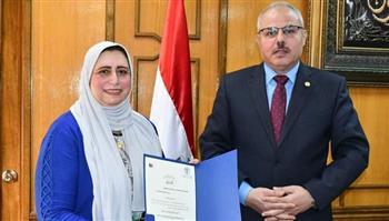 رئيس جامعة قناة السويس يهنئ الدكتورة دينا أبو المعاطي لتعيينها عميدا لكلية الصيدلة 