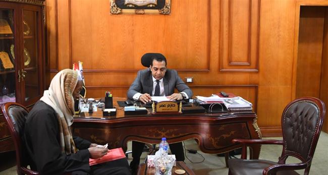نائب محافظ قنا يستقبل عدد من المواطنين لبحث شكواهم 