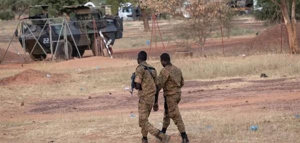 بوركينا فاسو: مقتل 11 جنديًا و112 مسلحًا خلال استعادة أراضي شرق وشمال البلاد