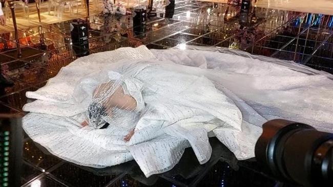 بعد سجودها بفستان الفرح.. عروس حسن شاكوش في مرمى نيران رواد تويتر 