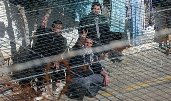 الأسرى الفلسطينيون يواصلون «العصيان» ضد إدارة سجون الاحتلال الإسرائيلي