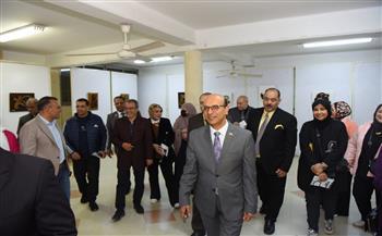 رئيس جامعة أسيوط يفتتح معرضاً فنياً للأشغال الخشبية بعنوان  «تشابيك»