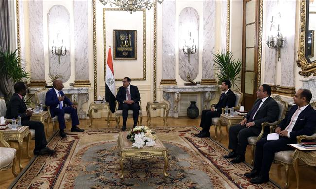 رئيس الوزراء يلتقي رئيس «الكاف» لاستعراض سبل دعم كرة القدم الأفريقية