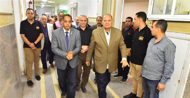 محافظ أسيوط يزور بعض الطالبات بمستشفى المبرة للاطمئنان على حالتهن الصحية وخروجهن 