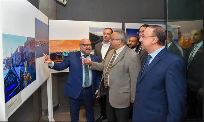 الشريف ومدير مكتبة الإسكندرية يفتتحان معرض "جسر رقمي بين مصر وإيطاليا" 