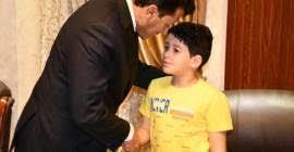  وزير الشباب يكرم الطفل بلال نجل الشهيد المقدم محمد جمال الأكشر ويوجه برعايته رياضيا