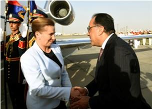   رئيس الوزراء يستقبل نظيرته الدنماركية بمطار القاهرة