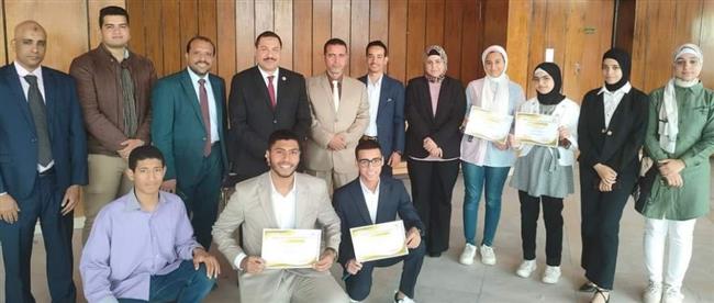 وكيل تعليم قنا يهنئ الطلاب الفائزين بالمركزين الأول والثاني في معرض "أيسف"