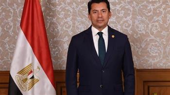 وزير الرياضة يؤازر المتسابق أحمد حسن قبل المنافسات النهائية لجائزة «كتارا» لشاعر الرسول