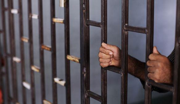 الحبس سنة لمتهم بحيازة سلاح نارى فى حلوان