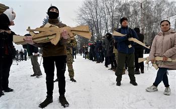   هل تستخدم أوكرانيا أسلحة مزيفة من الخشب لاستنزاف روسيا؟ باحث أكاديمي يجيب