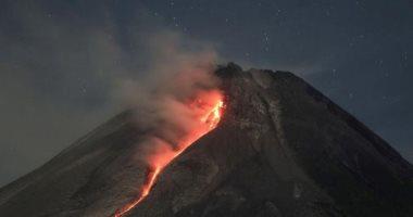 سحب رمادية وهواء ملوث.. ثوران بركان جبل ميرابى بإندونيسيا