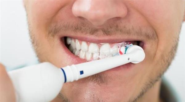 دراسة جديدة: تنظيف الأسنان يقلل من آلام التهاب المفاصل